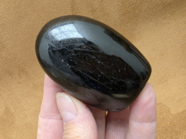 Zwarte toermalijn sculptuur