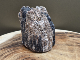 Zwarte toermalijn ruw stuk met gouden mica, hematiet en albiet