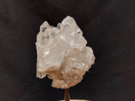 Bergkristal cluster op standaard