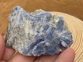Kyaniet ruw cluster