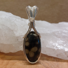 Ookeniet in silverfilled draad, gewrapped door Karin Keur