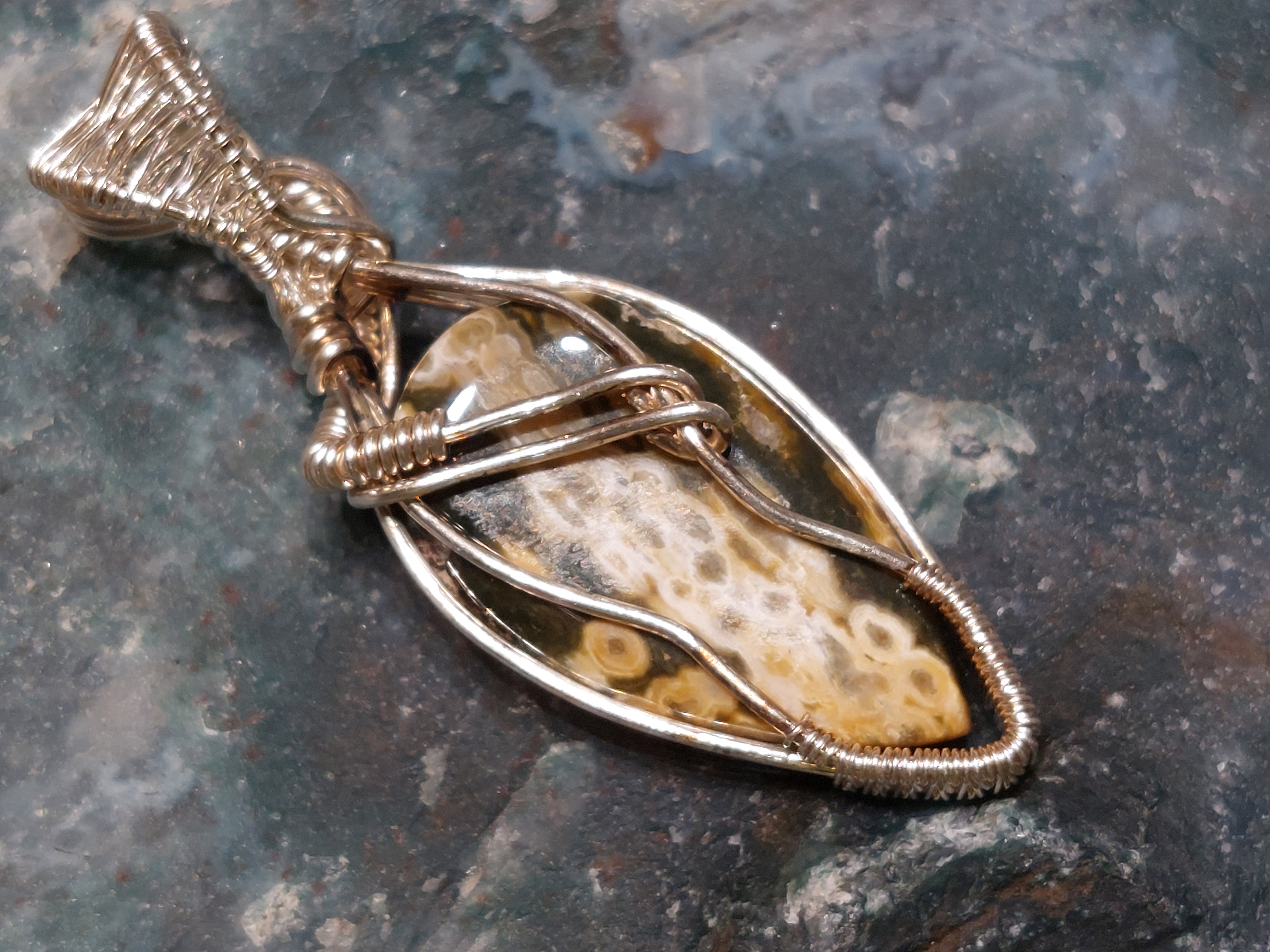 Oceaan jaspis hanger in silverfilled draad, gewrapped door Karin Keur
