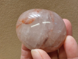 Agnitiet of hematoid kwarts handsteen