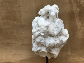 Spirit chalcedoon cluster op standaard uit Indonesië