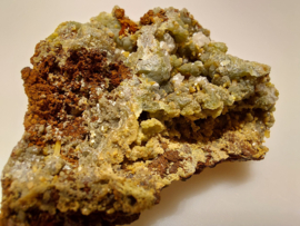 Wulfeniet met groene mimetiet cluster