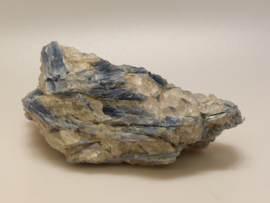 Kyaniet ruw cluster
