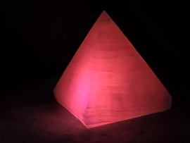 Mangano calciet piramide