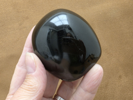 Zwarte toermalijn sculptuur