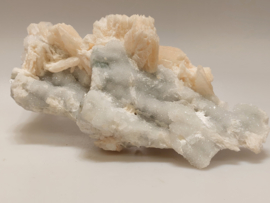 Stilbiet op druzy chalcedoon cluster
