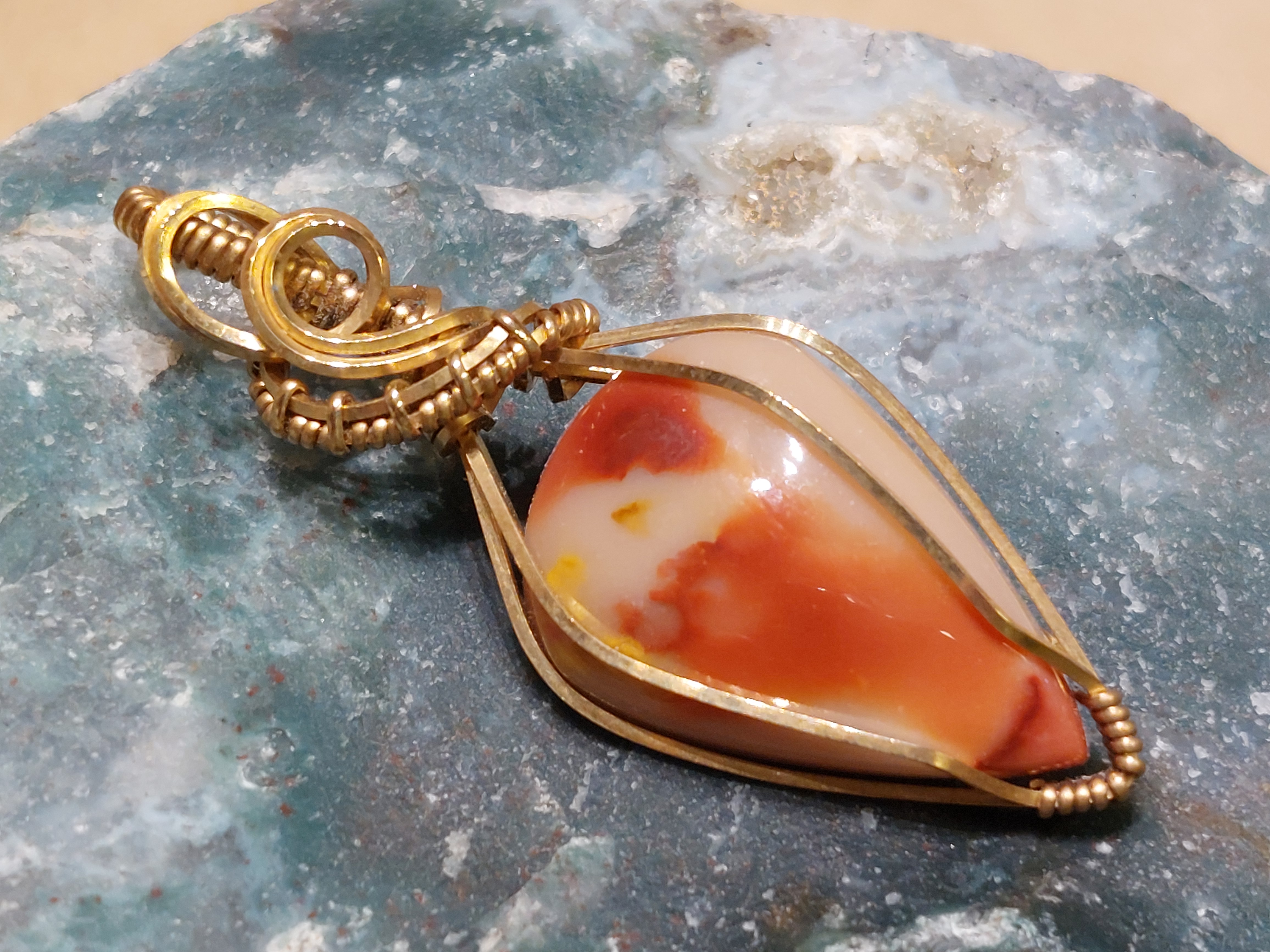 Mookaiet hanger in messing draad, gewrapped door Karin Keur