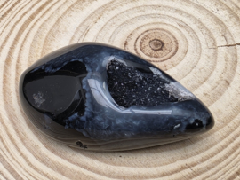 Zwarte agaat ei met geode