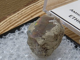 Zwarte opaal of welo opaal ruw stukje in doosje