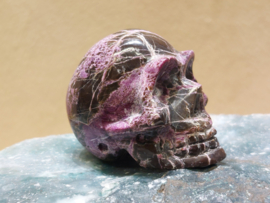 Stichtiet met serpentijn human skull, Australië