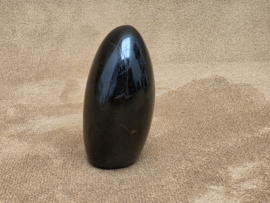 Zwarte toermalijn sculptuur