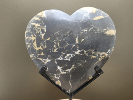 Zwarte jaspis hart uit Indonesie op standaard