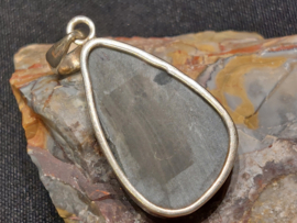 Kobaltcalciet hanger in zilver ruw