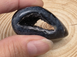 Zwarte agaat ei met geode