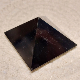 Zwarte obsidiaan piramide