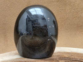 Zwarte toermalijn sculptuur