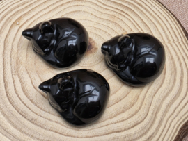 Zwarte obsidiaan slapende kat