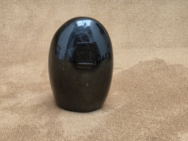 Zwarte toermalijn sculptuur