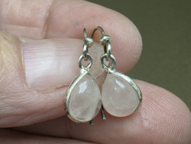 Rozenkwarts oorbellen in zilver