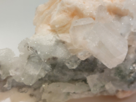 Stilbiet op druzy chalcedoon cluster