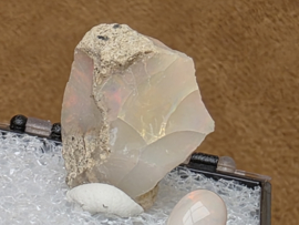 Ethiopisch of welo opaal ruw stukje in doosje met cabochon