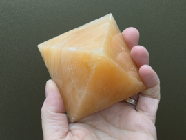 Perzik calciet piramide