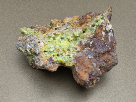 Wulfeniet met groene mimetiet cluster