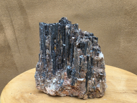 Zwarte toermalijn ruw stuk met gouden mica, hematiet en albiet