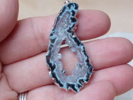 Agaat geode hanger in kneedbaar zilver