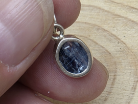 Kyaniet hanger in zilver facet geslepen