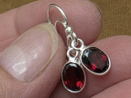 Granaat oorbellen in zilver facet geslepen