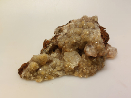 Calciet met hematiet cluster uit Mexico