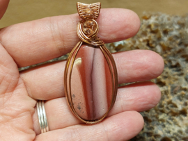 Mookaiet hanger in koperdraad, gewrapped door Karin Keur