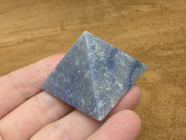 Blauwe kwarts piramide