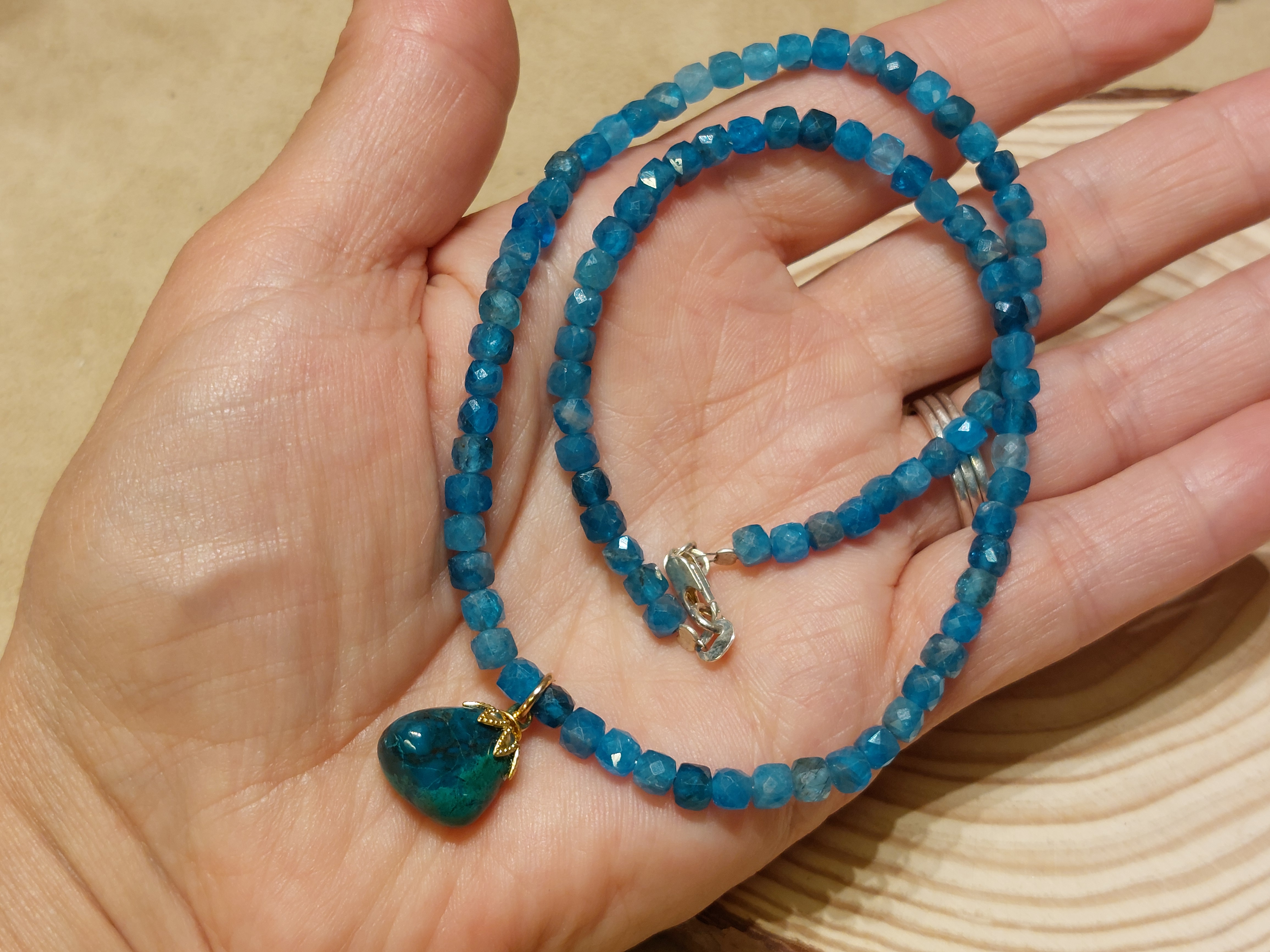 Apatiet ketting met chrysocolla hanger facet geslepen