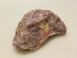 Lepidoliet met roze toermalijn cluster "unicorn stone"