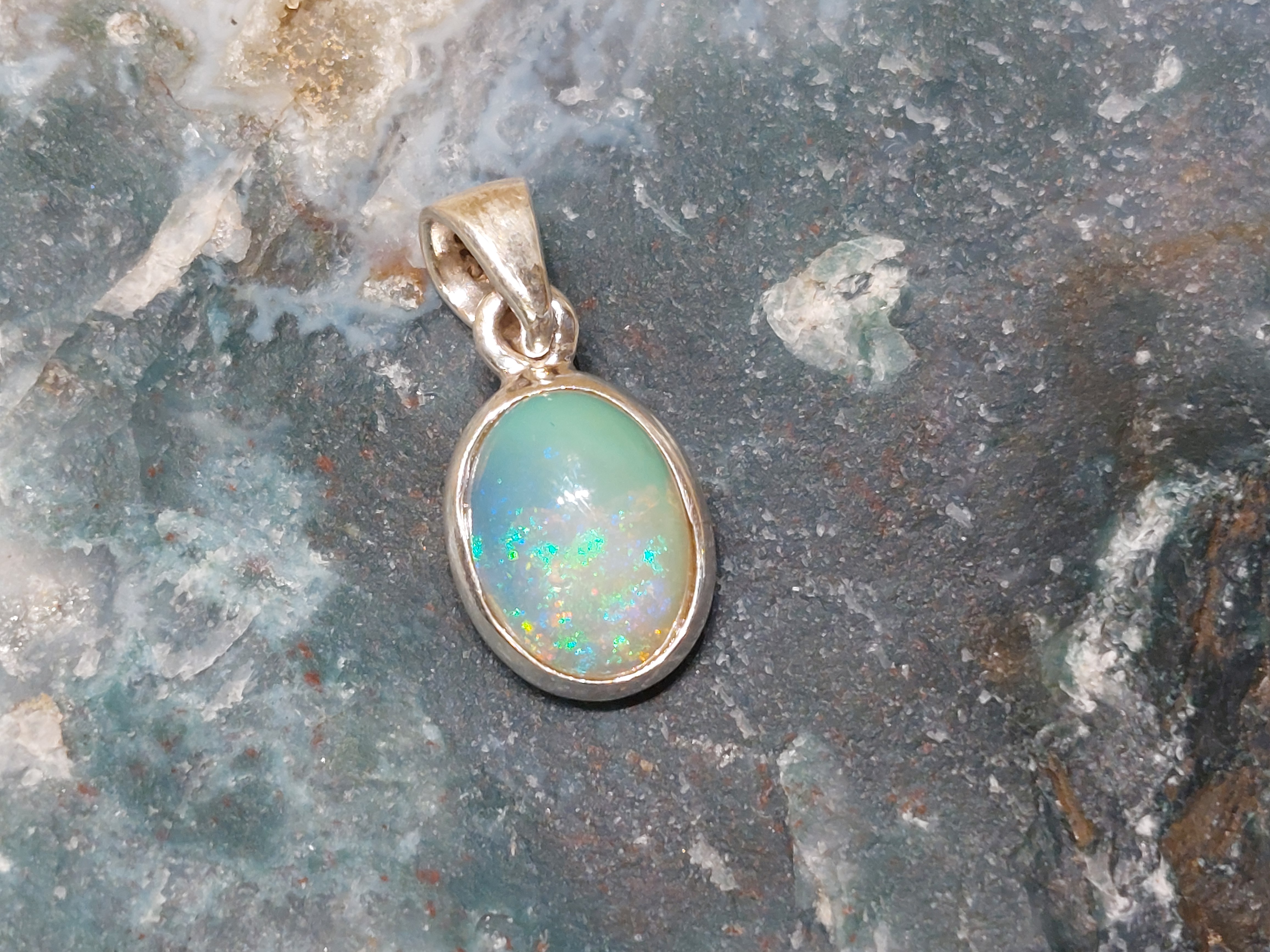 Ethiopisch of welo opaal hanger in zilver
