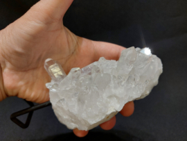 Bergkristal cluster op standaard uit Brazilië