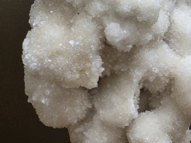 Spirit chalcedoon cluster op standaard uit Indonesië