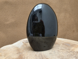 Zwarte toermalijn sculptuur