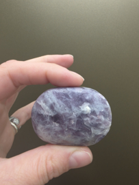 Lepidoliet met roze toermalijn handsteen - "unicorn stone"