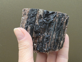 Zwarte toermalijn ruw stuk met gouden mica, hematiet en albiet