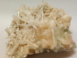 Groene apofylliet met stilbiet en scolesiet