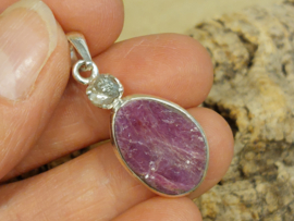 Robijn hanger in zilver met ruwe diamant