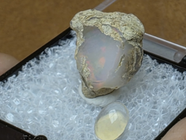 Ethiopisch of welo opaal ruw stukje in doosje met cabochon