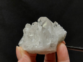 Bergkristal cluster op standaard