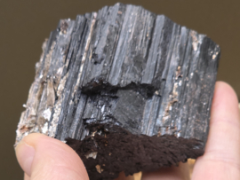 Zwarte toermalijn ruw stuk met gouden mica, hematiet en albiet